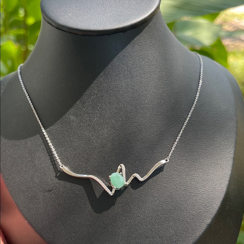 NWT Elegant Heartbeat 925 Silver Necklace with Natural Green Emerald Gemstone